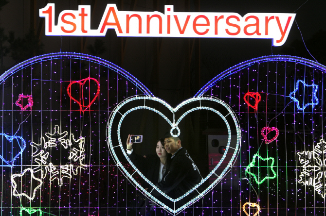 [포토]롯데몰 수원, 루미나리 페스티벌 진행