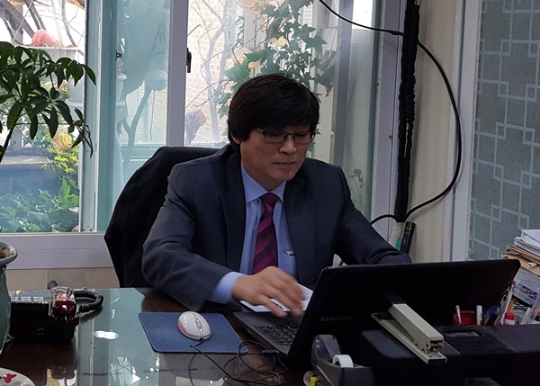 전면 유리로 길 안내를 받는다? 전방주시형 내비게이션 "이테르" 출시