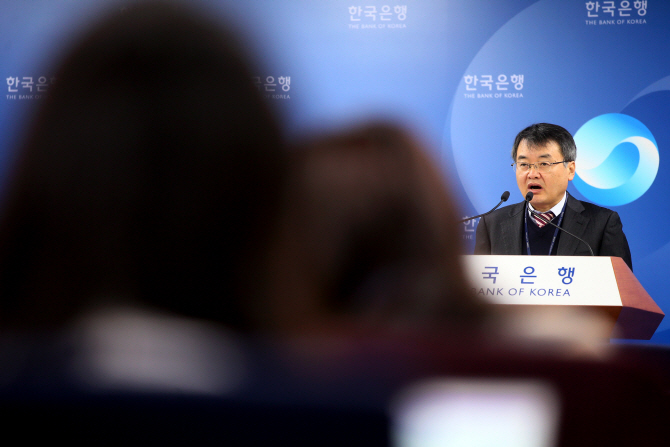 [포토]10월 국제수지(잠정) 설명하는 박승환 금융통계부장
