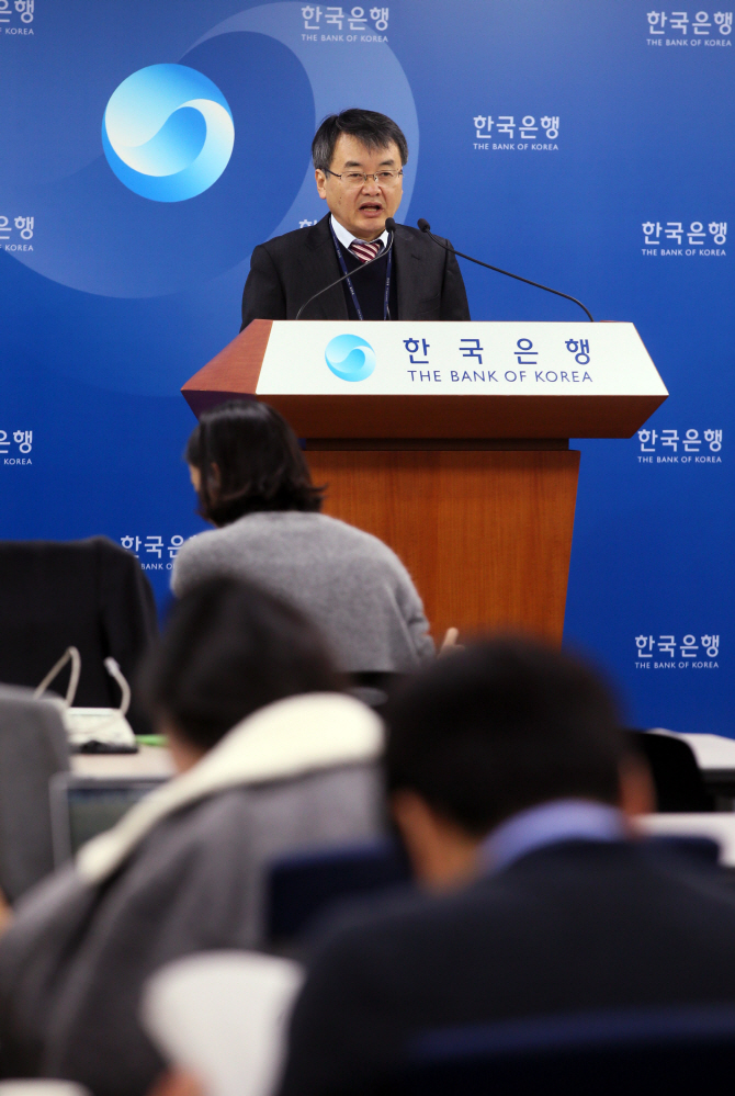 [포토]10월 국제수지(잠정) 설명하는 박승환 금융통계부장