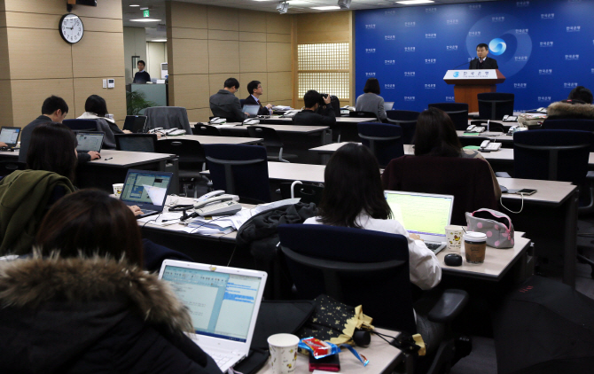 [포토]박승환 금융통계부장 '10월 국제수지(잠정) 발표'