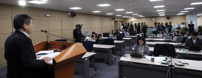 [포토]박승환 금융통계부장 '10월 국제수지(잠정) 발표'