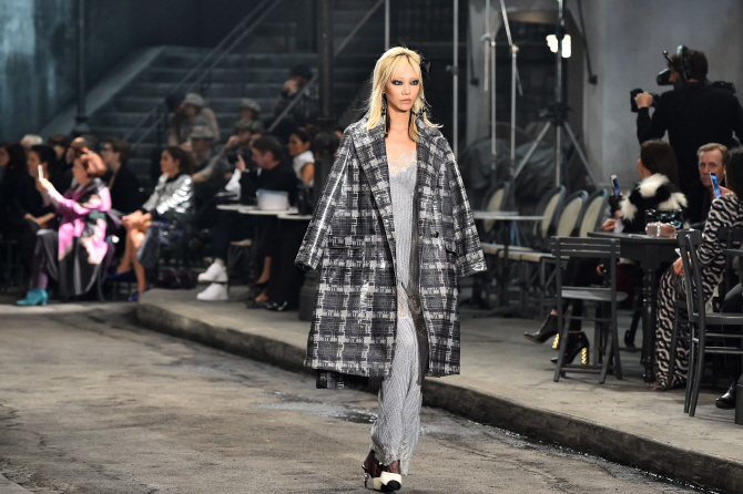  샤넬, 공방 컬렉션 '뮤즈 수주의 런웨이'                                                                                                                                                 