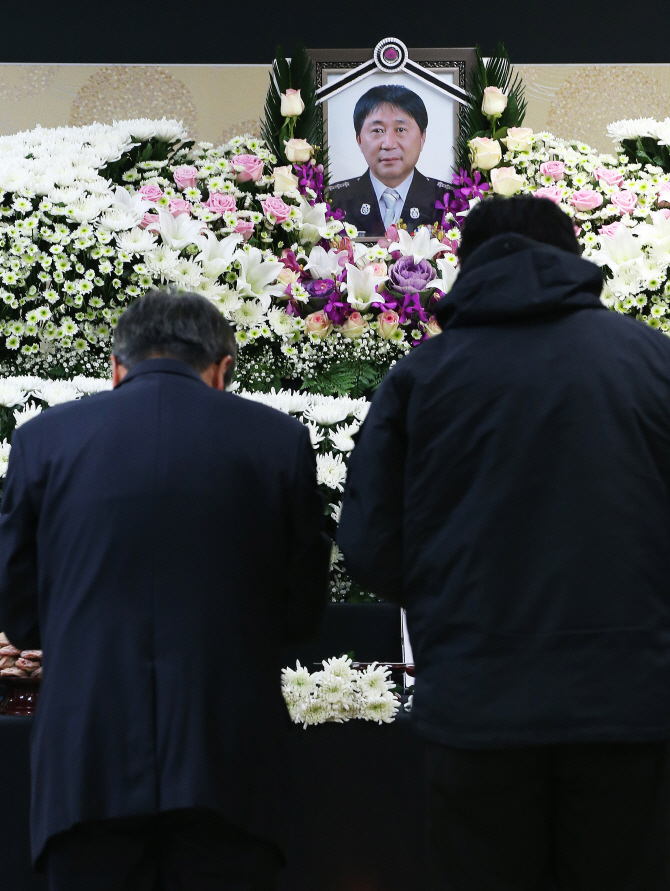 [포토] 조문객 발길 이어지는 이병곤 소방경 빈소