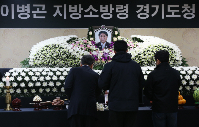 [포토] 조문객 발길 이어지는 이병곤 소방경 빈소