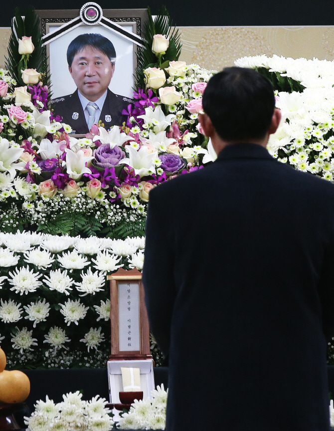 [포토] 조문객 발길 이어지는 이병곤 소방경 빈소