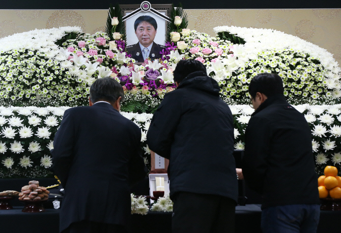 [포토] 조문객 발길 이어지는 이병곤 소방경 빈소
