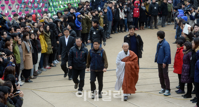 [포토]조계사 대웅전 향하는 한상균 민주노총 위원장