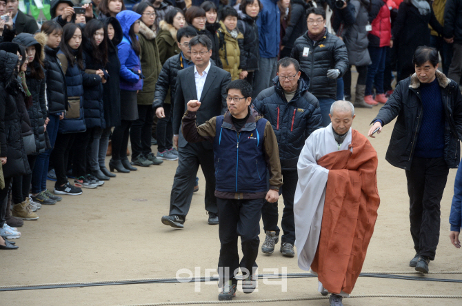 [포토]조계사 대웅전 향하는 한상균 민주노총 위원장