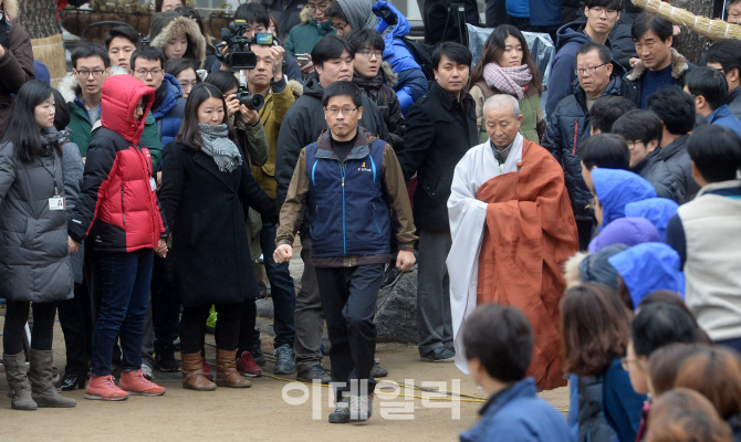 [포토]조계사 대웅전 향하는 한상균 민주노총 위원장