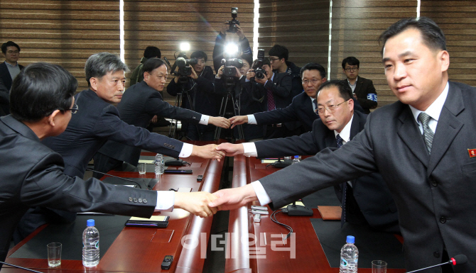 [포토]두 손 맞잡은 제1차 남북 당국회담