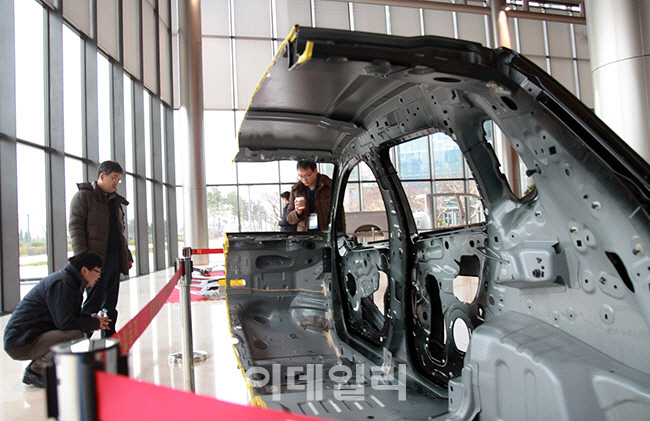 포스코 "고급 車소재·기술 보러오세요"