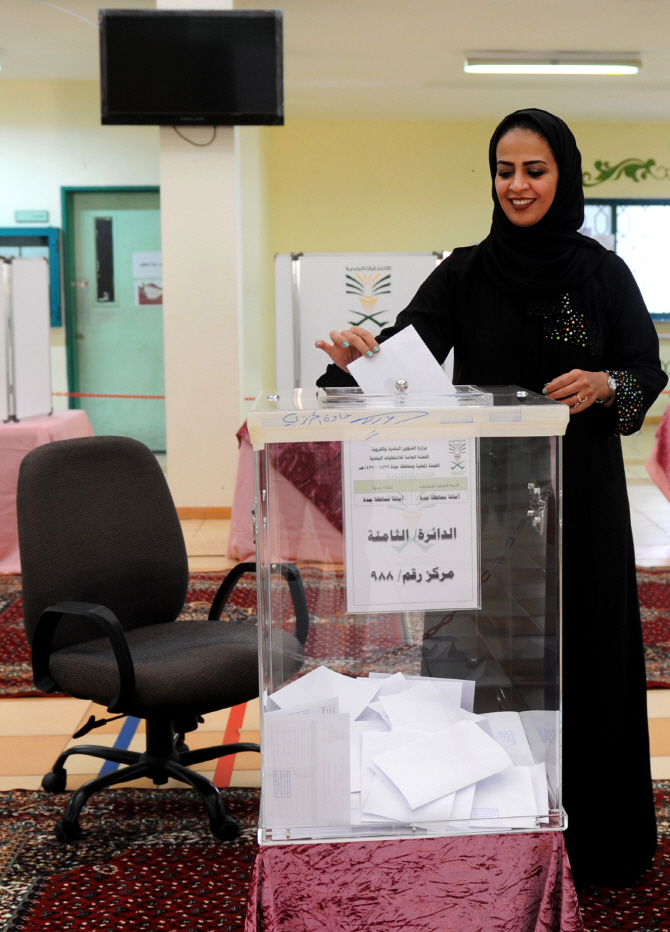 사우디 지방선거서 역대 첫 여성 당선자 탄생