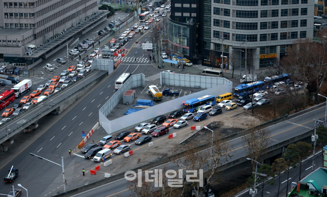 서울역 고가 폐쇄 후 첫 출근길…'막힌다고 전해라'