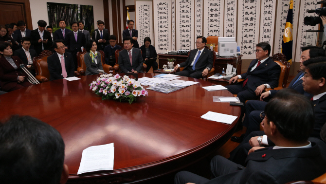 [사설] 선거구 획정도 미룬 채 어쩌자는 건가