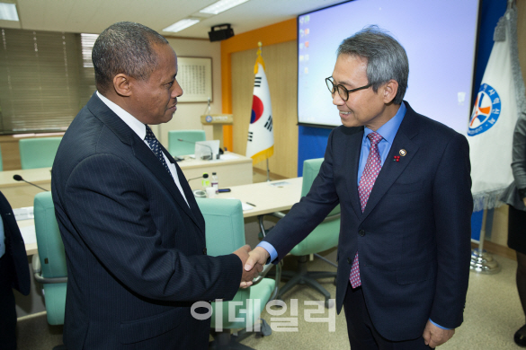 [포토]이근면, 에티오피아 의원과 인사제도 논의