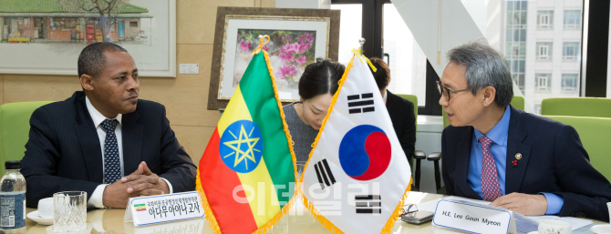 [포토]이근면, 에티오피아 의원과 환담