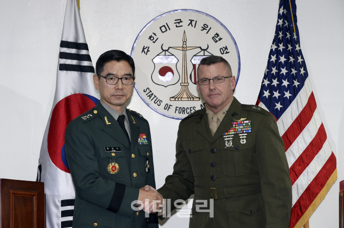 [포토]악수하는 장경수 국방부 정책기획관-헤드룬드 주한미군사 기획참모부장