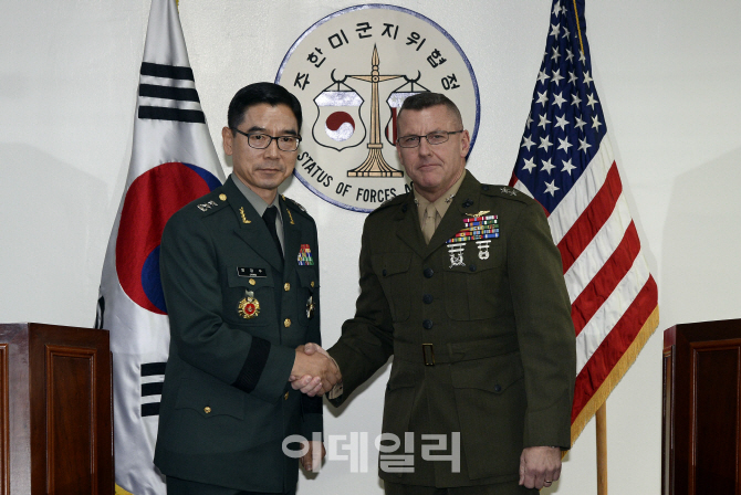 [포토]악수하는 장경수 국방부 정책기획관-헤드룬드 주한미군사 기획참모부장