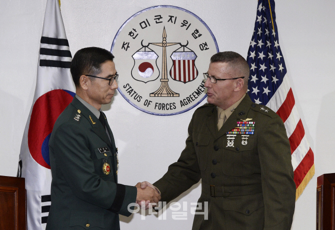 [포토]악수하는 장경수 국방부 정책기획관-헤드룬드 주한미군사 기획참모부장