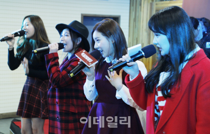 [포토]걸그룹 써니힐, 제주에서 크리스마스 막걸리 파티-6