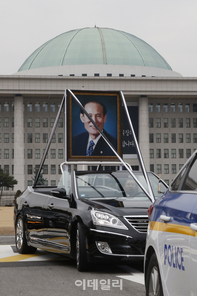 [포토]현충원 향하는 이만섭 전 국회의장 운구차량