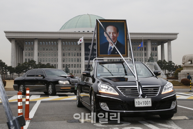 [포토]현충원 향하는 이만섭 전 국회의장 운구차량