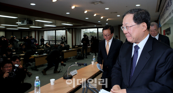 [포토]기자회견장 나서는 박병원 한국경영자총협회 회장