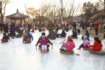 시끌벅적 시골놀이터로 변한 한국민속촌