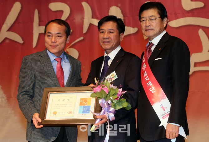 [포토]감사패 받는 김철수 ETS 대표이사
