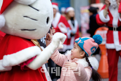 [포토] '헬로키티 산타' 만져보는 어린이