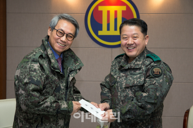 [포토]이근면 처장, 국군 장병 격려·성금 전달