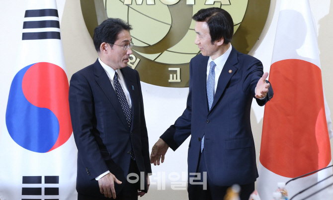 [포토]‘일본군 위안부 문제 해결을 위해 만난 한-일 외무부 장관'