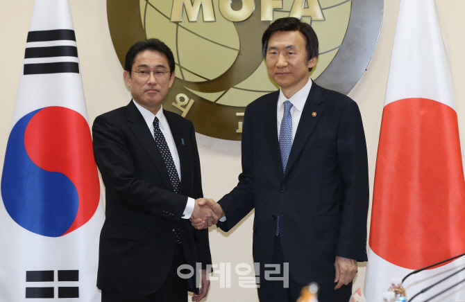 [포토]악수하는 윤병세 장관-기시다 후미오 일본 외무상