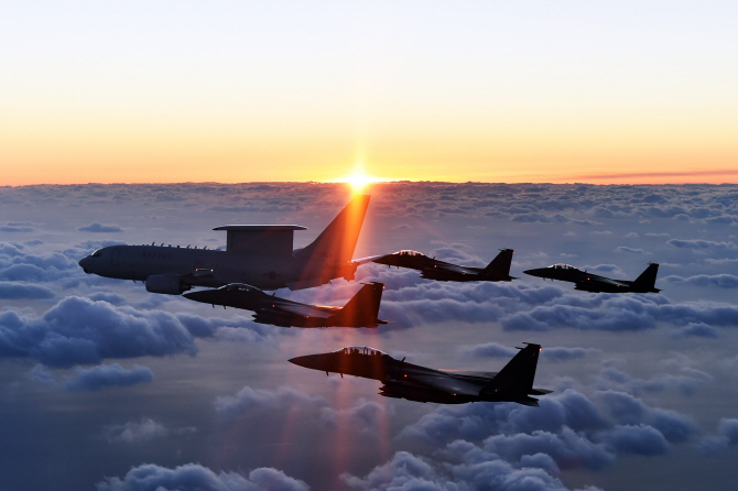 [포토] 동해안 호미곶 상공에 뜬 공군 전투기 E-737과 F-15K 편대