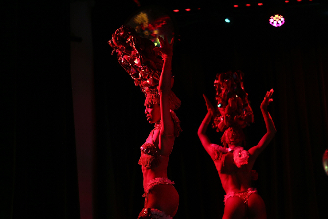  쿠바 댄스팀 `트로피카나` 붉은 조명 아래 빛나는 댄서                                                                                                                                              