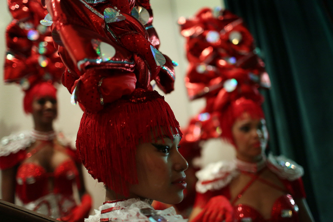  쿠바 댄스팀 `트로피카나` 리허설 뒤 휴식 중인 댄서                                                                                                                                                