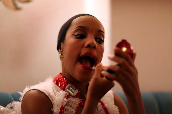  쿠바 댄스팀 `트로피카나` 메이크업 고치는 쿠바 댄서                                                                                                                                               