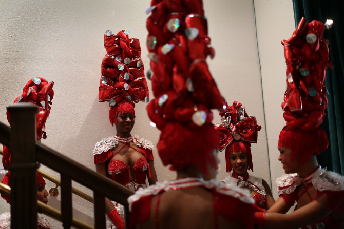  쿠바 댄스팀 `트로피카나` 쉬는 시간 수다떠는 댄서들                                                                                                                                               