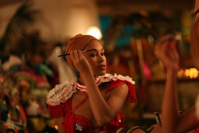  쿠바 댄스팀 `트로피카나` 눈썹 고치는 미모의 댄서                                                                                                                                                 