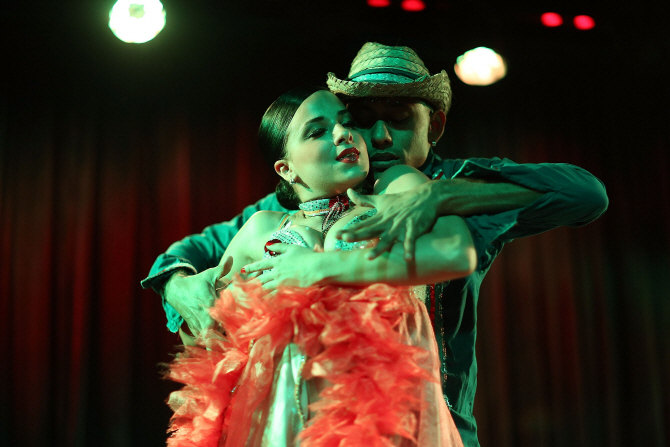  쿠바 댄스팀 `트로피카나` 관능적인 표정의 커플댄스                                                                                                                                                