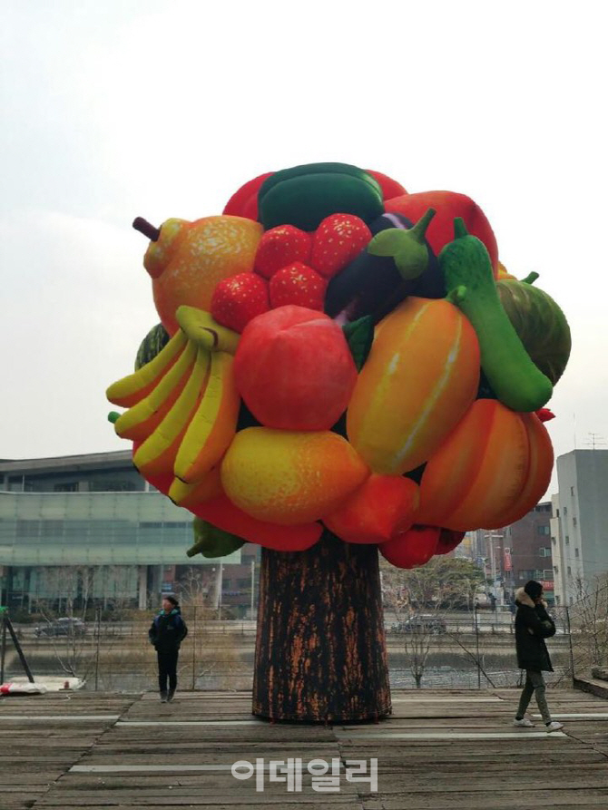 서울 청계9가에 7m 조형물 '과일나무' 전시