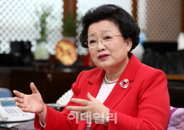 이배용 “역사교과서 국정화 찬성···친일·독재는 불가”