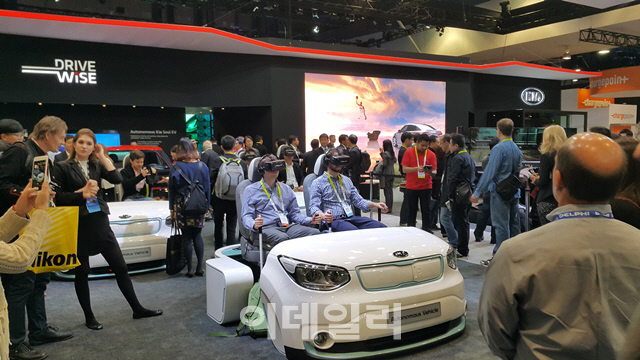 [포토][CES 2016]기아차 자율주행 체험존 '북적북적'
