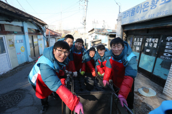 대우건설, 서울 중계동 104마을에 연탄 4천장 전달