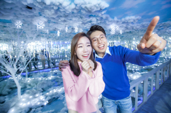 어둠서 만난 동화세상…박물관은 살아있다 '블랙 원더랜드'