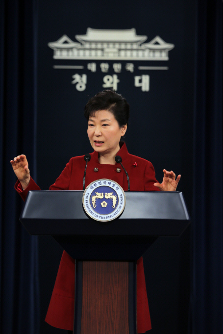박근혜 대통령 "머리 좋으니까 기억하지" 농담..국회 이야기엔 "어휴"