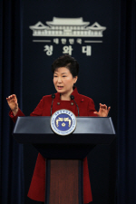 박근혜 대통령 "머리 좋으니까 기억하지" 농담..국회 이야기엔 "어휴"                                                                                                                   