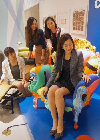 현대百 "혼수용 가전·가구는 한꺼번에 둘러보세요"