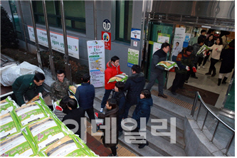 [동네방네]성북구 "익명의 기부자가 6년째 쌀 300포씩 기부"